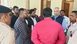 Pune University Students Block Vice Chancellor’s Car