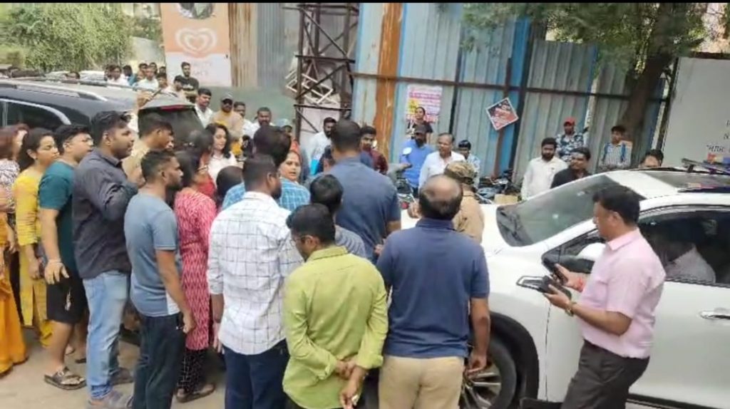 Wagholi Residents Stop PMC Commissioner’s Vehicle Over Poor Civic Amenities