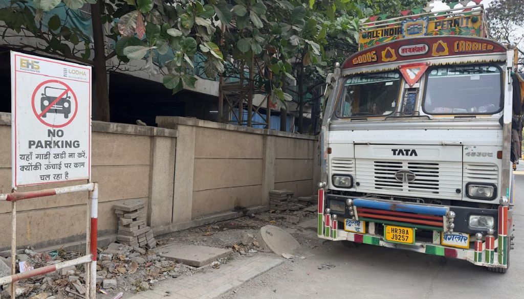 Illegal Parking of Construction Trucks Triggers Daily Traffic Chaos in NIBM Annexe
