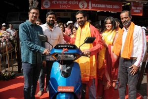 Kinetic Begins Kinetic DX EV Deliveries With First Scooter Handed to Dagdusheth Temple