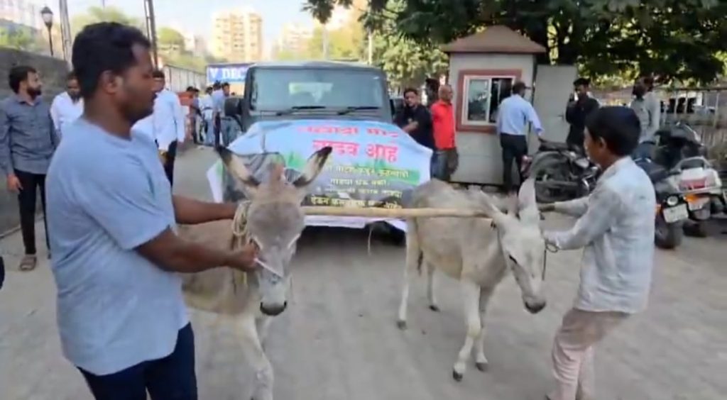 Man Uses Donkeys to Tow His Mahindra Thar to Showroom in Wakad After Repeated Vehicle Issues