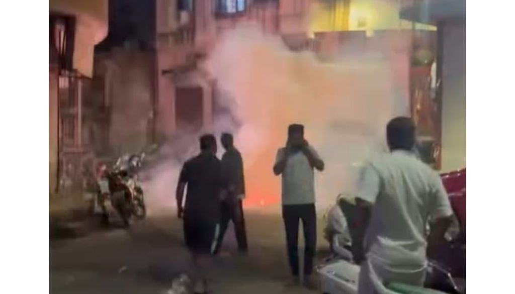 Punekars Celebrate India’s Women’s World Cup Triumph with Firecrackers and Cheers Despite Rain