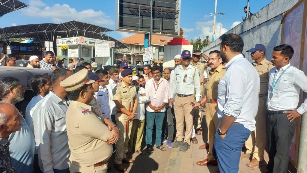 Remove Illegal Hawkers Around Pune Railway Station