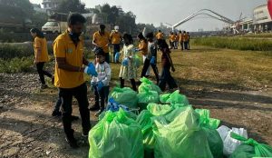 80 Corporate Volunteers Join River Cleanup Drive at Bhide Bridge