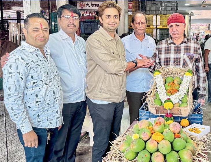 Season’s First Alphonso Mangoes from Karnataka Arrive at Pune Market Yard