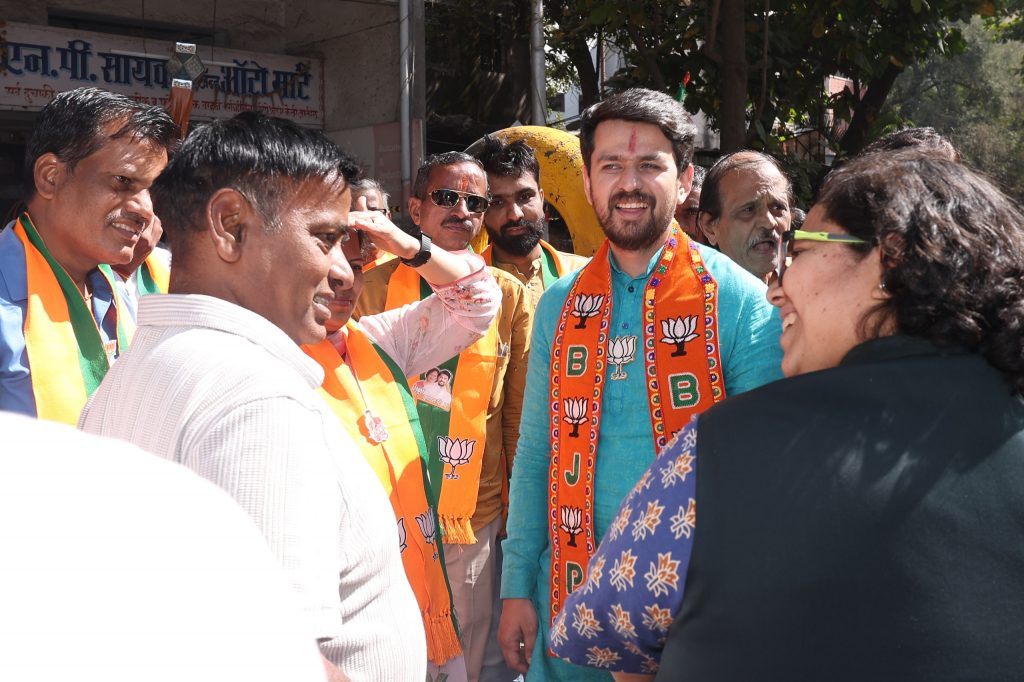 BJP Candidate Kunal Tilak Conducts Door-to-Door Outreach on Laxmi Road
