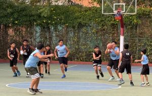 Spurs(blue shirt) & Bucks(black shirts).