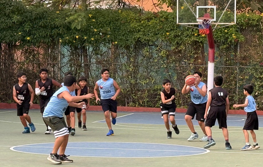 Spurs(blue shirt) & Bucks(black shirts).