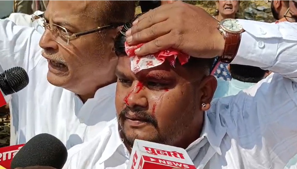 BJP protest outside congress bhavan in Pune
