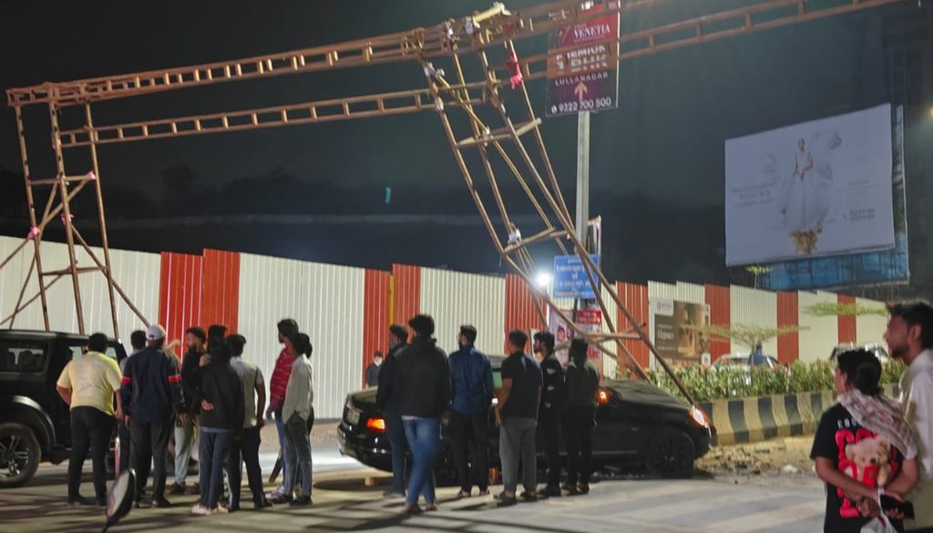 Car Rams Into Iron Arches at NIBM Annexe–Mohammadwadi