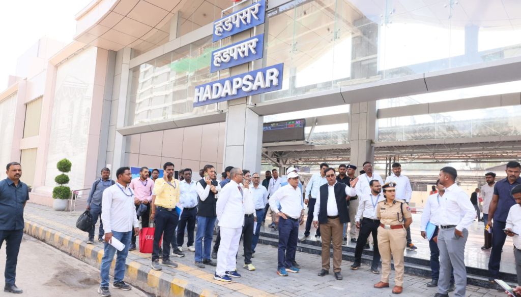 Central Railway GM Inspects Stations