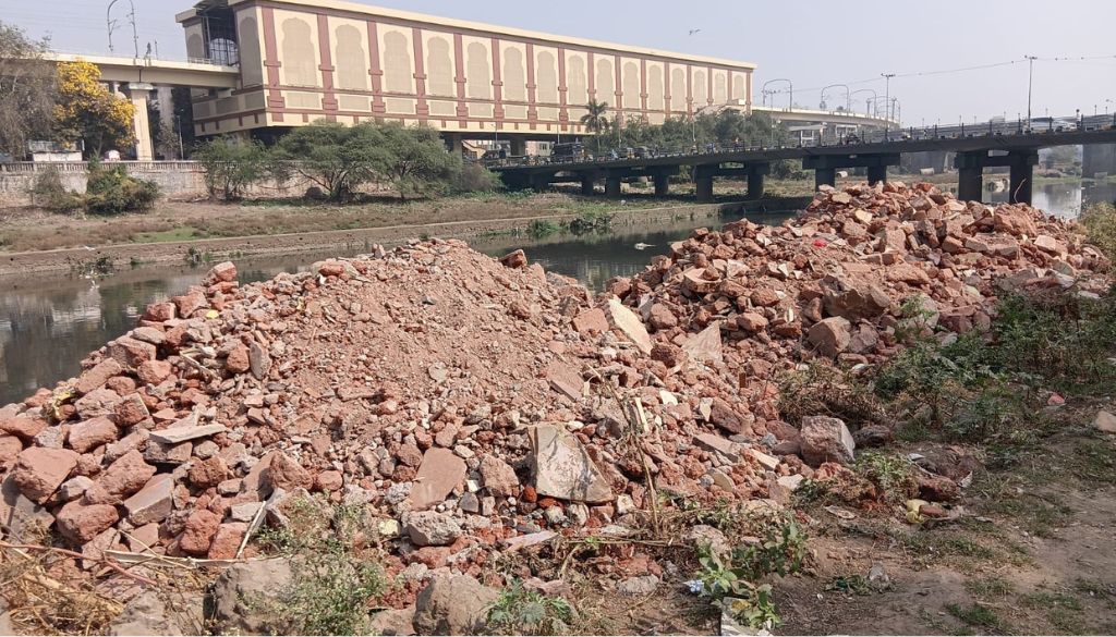 Debris Dumping into Mula–Mutha River Sparks Outrage