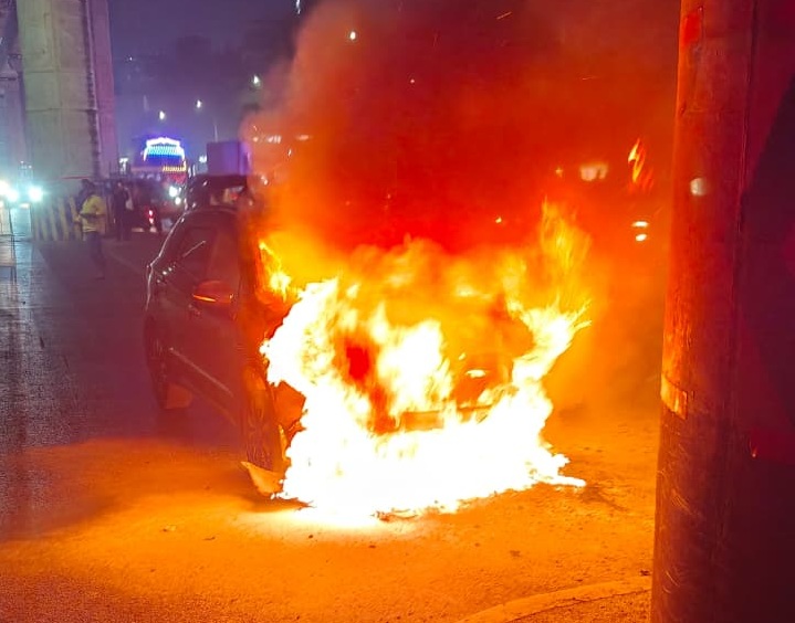 Pune car fire