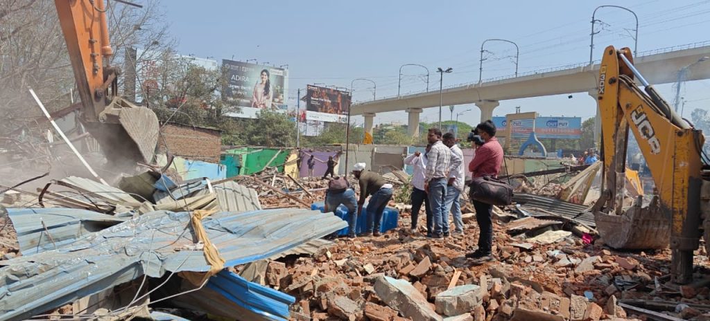 SRA Demolishes 216 Illegal Huts in Major Eviction Drive at Ramwadi