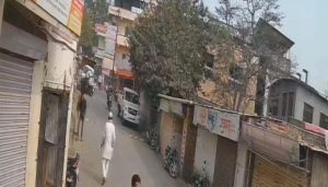 Three Injured in Tempo–Motorcycle Collision Near Ganesh Mangal Karyalaya in Alandi