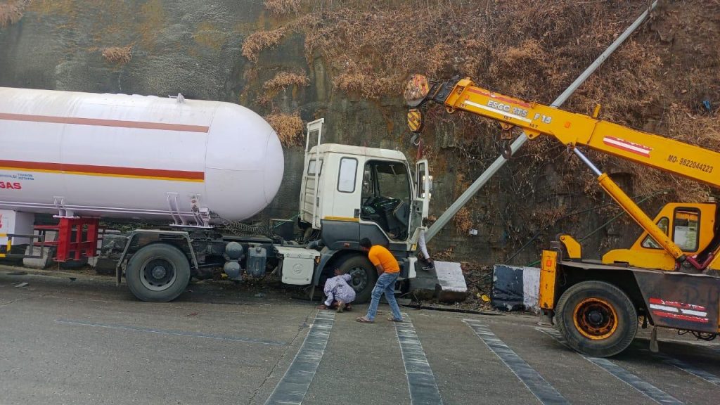 Traffic Restored on Pune–Mumbai Expressway After Tanker Crash Cleared