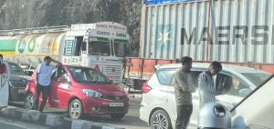 Weekend Rush Brings Mumbai–Pune Expressway to a Crawl