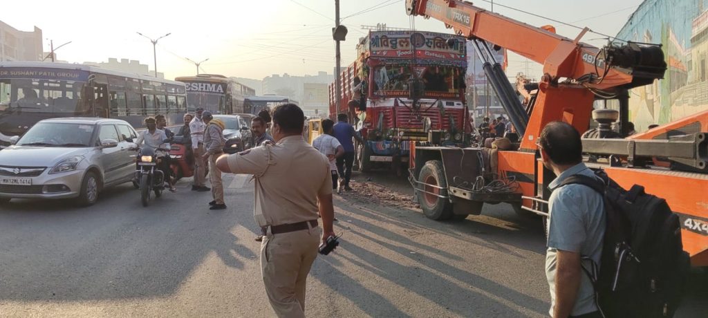 Speeding Truck Crashes into Vehicles at Katraj–Navale Bridge in Pune