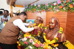 CM Fadnavis Opens First CBSE Pattern Zilla Parishad School in Mahatma Phule