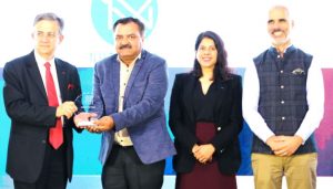 French Ambassador presenting IFBA award to Nutrvita CEO