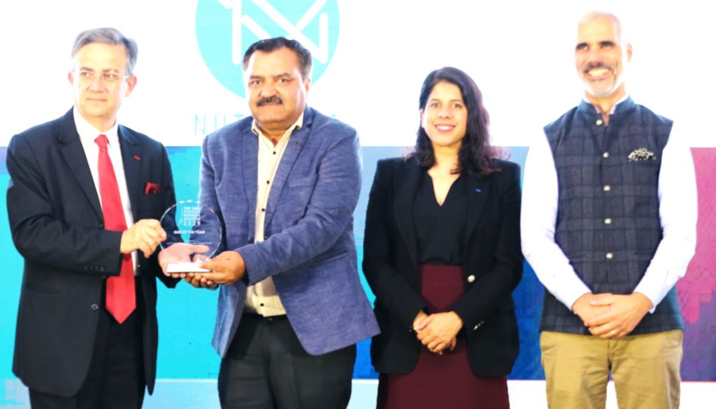 French Ambassador presenting IFBA award to Nutrvita CEO