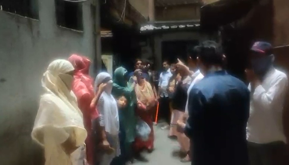 Pune Police Raid Budhwar Peth Sex Racket, 15 Bangladesh Nationals ...
