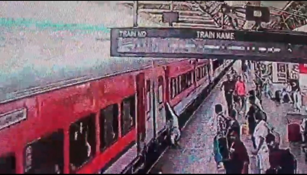 RPF Constable Saves Senior Citizen Passenger Dragged by Moving Train at Ranchi Station