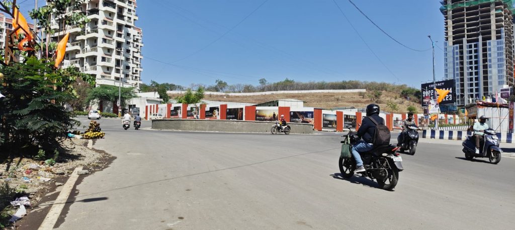 Residents Flag Dangerous Design of SM Ghule Circle After Fatal Tanker Crash in Mohammadwadi