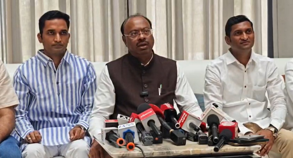 Bawankule Orders Strict Action Against Officials Leaking Land Acquisition Information