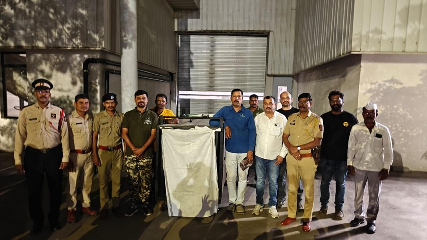 Leopard captured at Mercedes Benz plant in Chakan