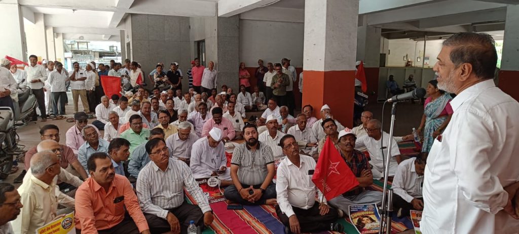 MTNL Pensioners Hold Massive Protest at Satara Road Office Over Pending IDA Hike