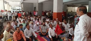 MTNL Pensioners Hold Massive Protest at Satara Road Office Over Pending IDA Hike