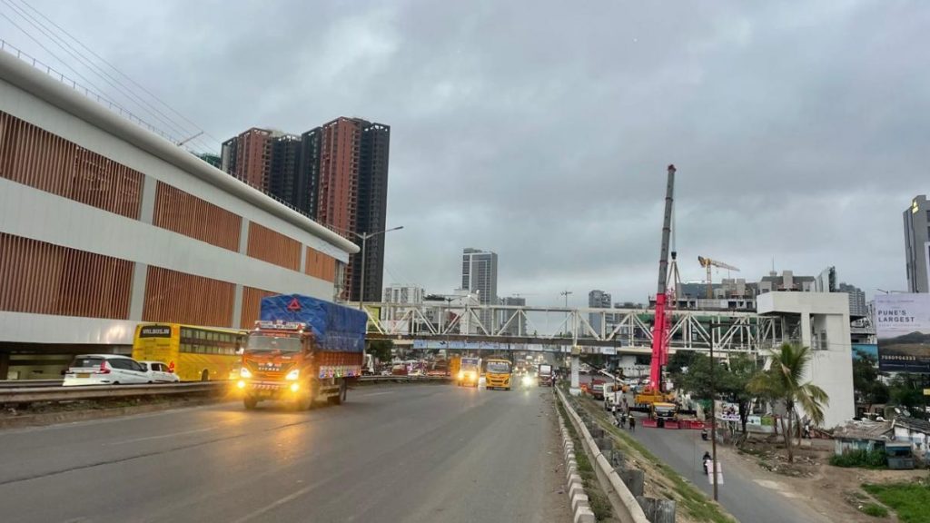 Pune: 60-Metre Foot Over Bridge Installed at Wakad Metro Station to ...