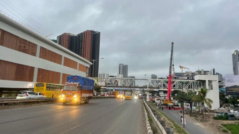 Pune: 60-Metre Foot Over Bridge Installed at Wakad Metro Station to ...
