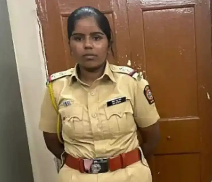 Woman Poses as Police Officer to Jump Queue for Doctor's Appointment