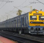 Daund–Pune DEMU Commuters Demand More Coaches, Timely Services Amid Daily Overcrowding