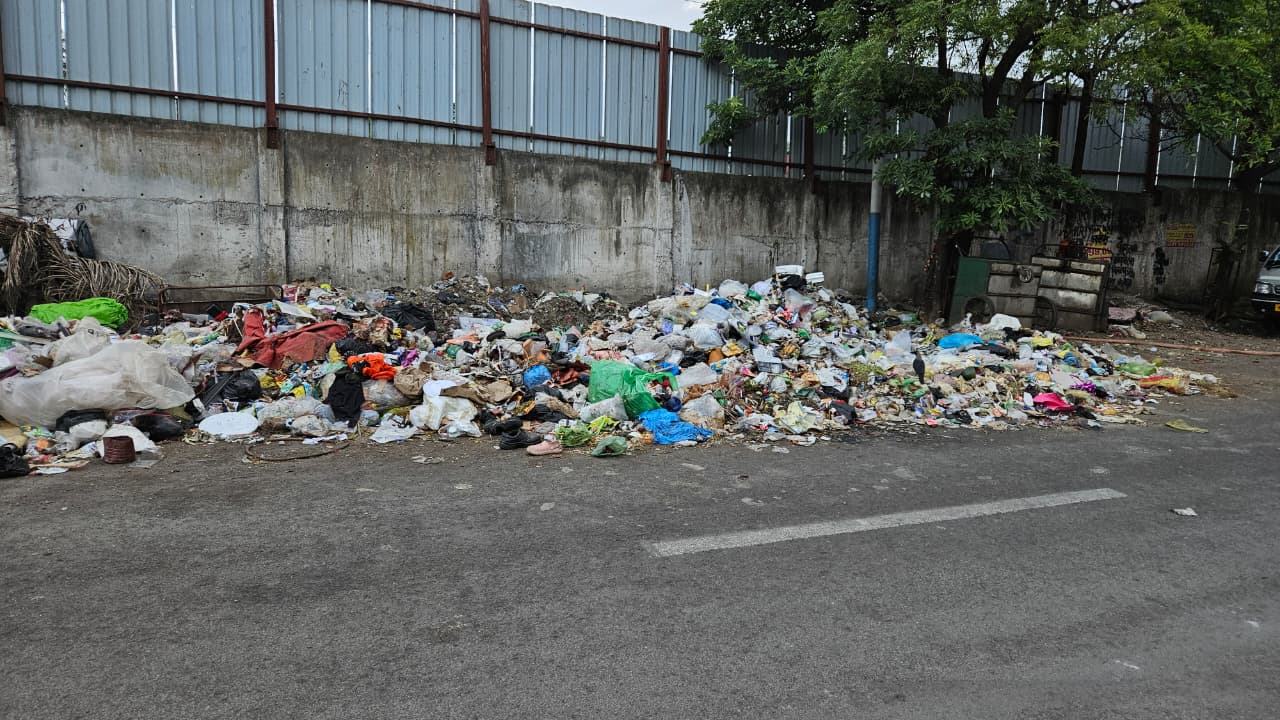 Garbage Dump at Vaiduwadi's Late Chandrakant Tatyaba Shinde Chowk Sparks Health Concerns