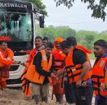 Pune: NDRF Rescues 37 Passengers Stranded in Waterlogged Bus Near Ghorawadi Railway Station