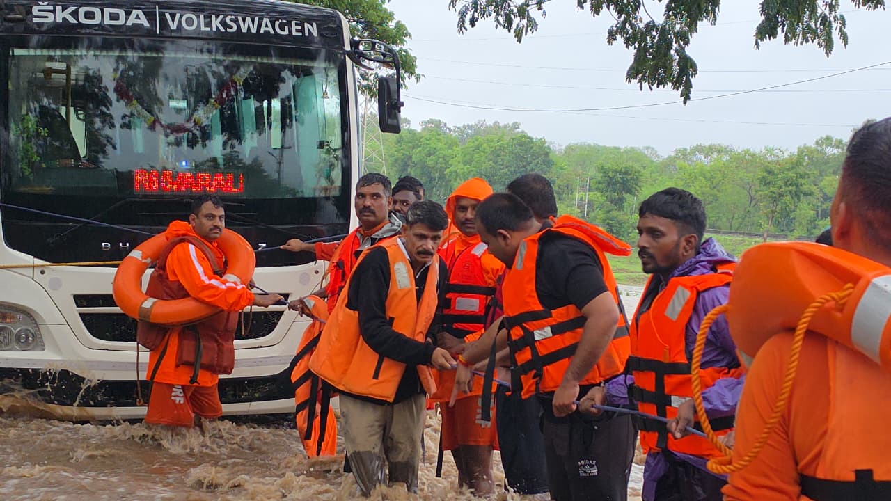 NDRF Rescues 37 Passengers Stranded in Waterlogged Bus Near Ghorawadi Railway Station