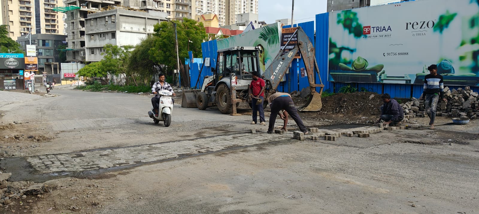 PMC Repairs Dangerous NIBM Annexe Road Crater After Residents Complaints