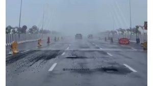 Potholes Appear on Newly Opened Mumbai-Pune Expressway Missing Link