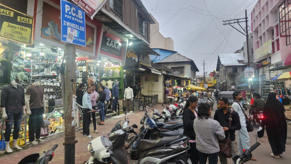 Pune Commuters Allege Overcharging at Camp Parking Lots