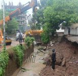 Road Cave-In and Retaining Wall Collapse Near Sudatta Sankul on Sinhagad Road; PMC Launches Immediate Safety Measures
