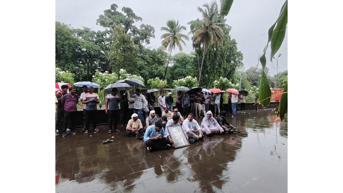 SPPU Students Protest Hostel Eviction Amid Heavy Rain