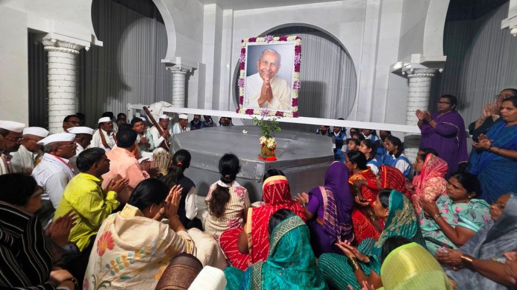 Twin Palkhis Pay Homage at Sadhu Vaswani Mission