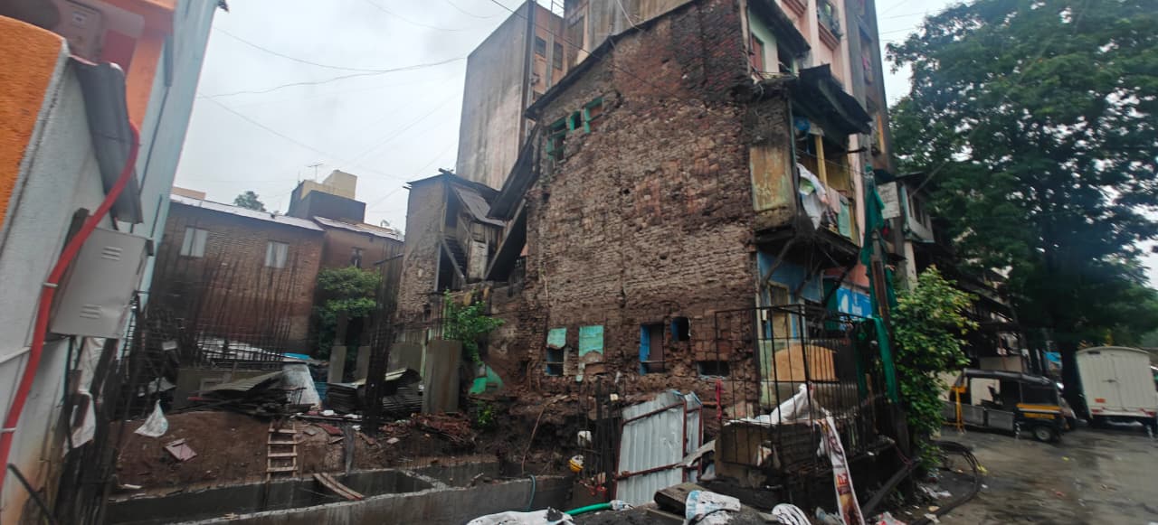 Two-Storey Wada Collapses in Pune's Somwar Peth