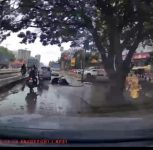 Video of Man Falling Into Waterlogged Pothole on Pune-Bengaluru Highway Service Road Sparks Safety Concerns