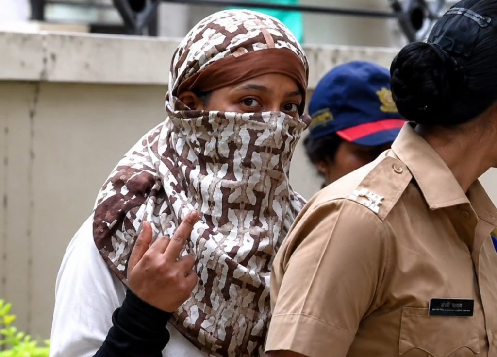 Viral Video Shows Lohgad Murder Accused Siya Goyal Flashing Middle Finger at Cameras