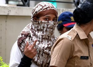 Viral Video Shows Lohgad Murder Accused Siya Goyal Flashing Middle Finger at Cameras