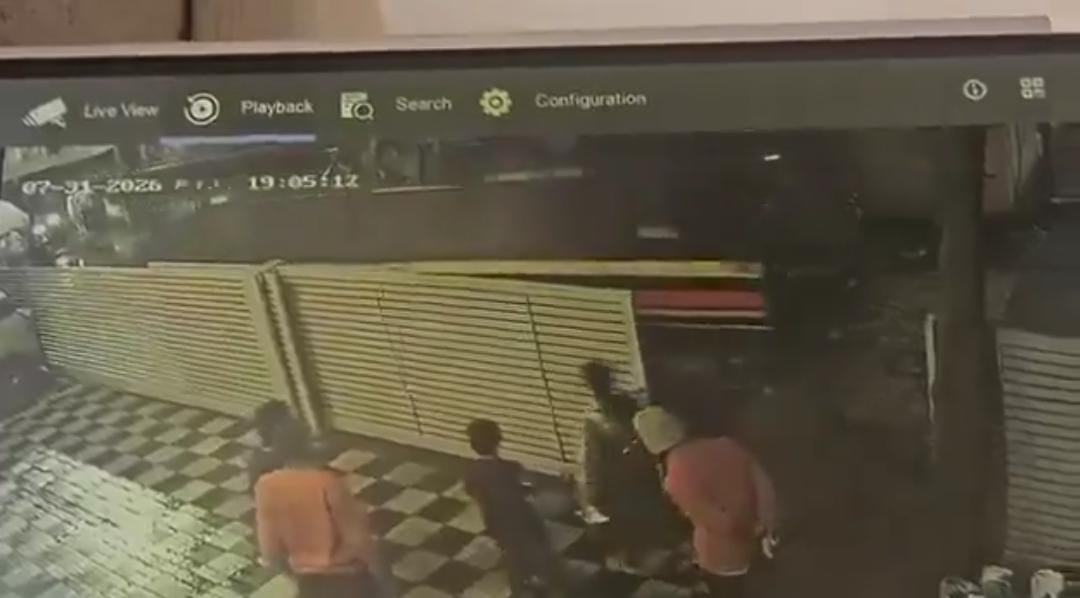 CCTV Captures Police Van Ploughing Into Parked Vehicles in Sadashiv Peth